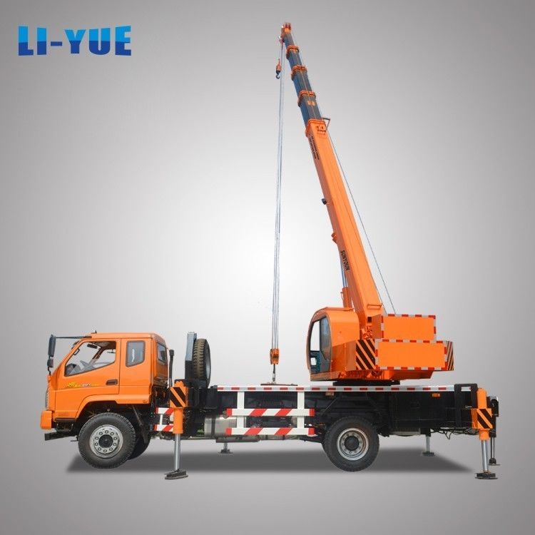 Grue hydraulique de 12 tonnes avec pousse télescopique et moment de levage nominal de 420 KN.M