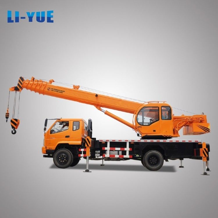 Grue hydraulique de 12 tonnes avec pousse télescopique et moment de levage nominal de 420 KN.M