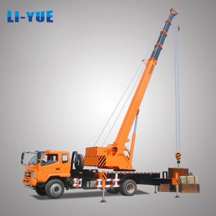 Grue hydraulique de 12 tonnes avec pousse télescopique et moment de levage nominal de 420 KN.M