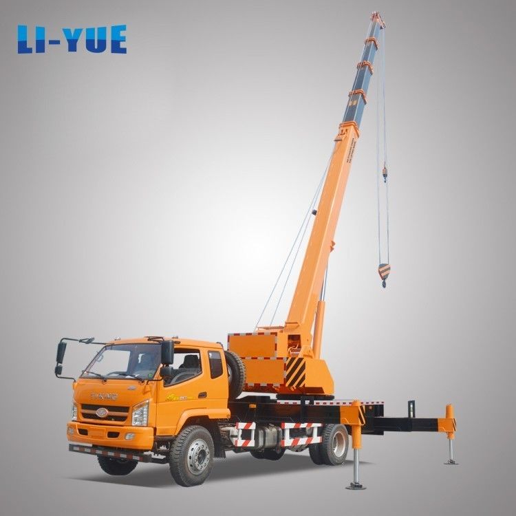 Grue hydraulique de 12 tonnes avec pousse télescopique et moment de levage nominal de 420 KN.M